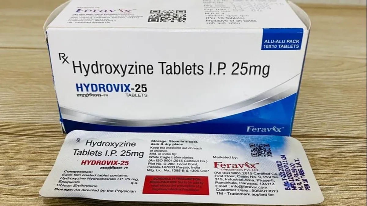 患者空腹用水送服艾曲波帕25mg药片