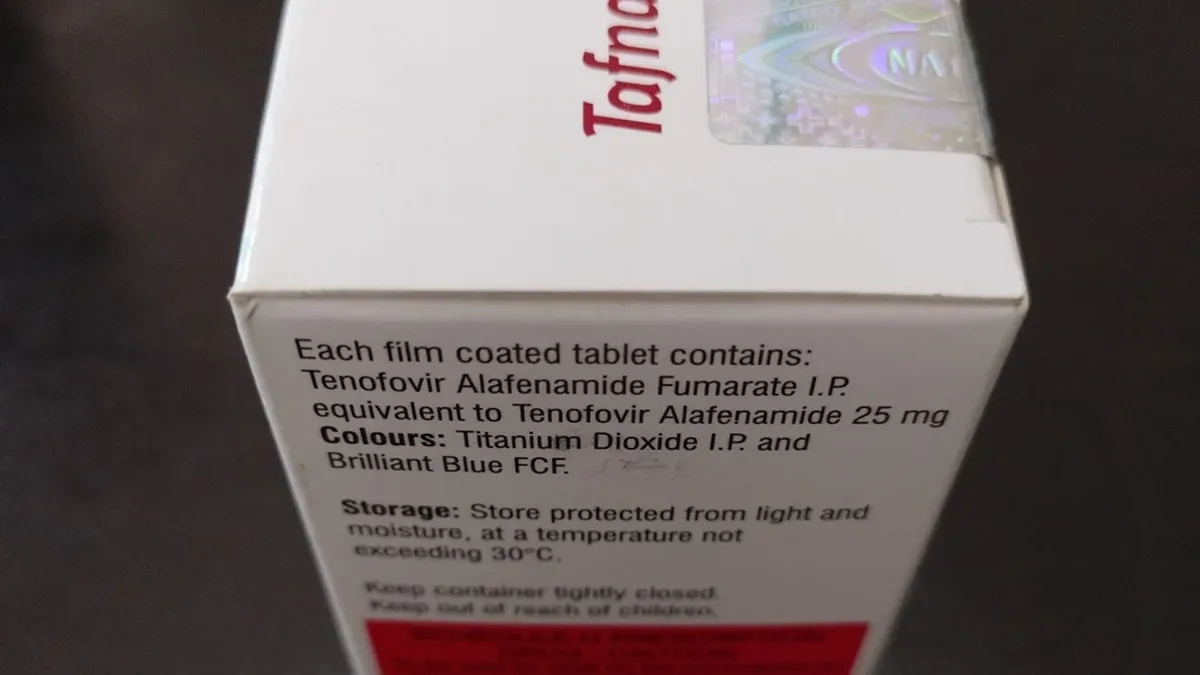 医生正在查看患者的血常规报告，讨论艾曲波帕25mg减量方案